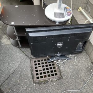 広島市中区で液晶テレビとテーブル台の回収
