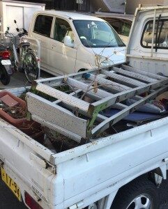 島根県雲南市で駐車場に置いてあった脚立や、植木鉢等回収