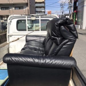 広島県世羅町で革張りの3人掛けソファーの回収