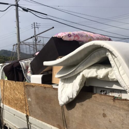 福山市で生前整理の為、不用品をトラックに積み込み