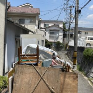 広島市南区で空き家に置いていた冷蔵庫やテーブルなど回収