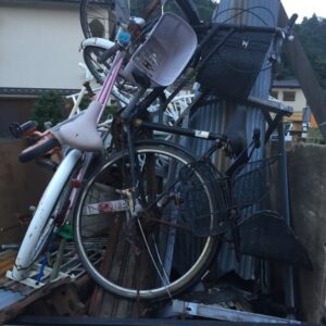 朽ちた自転車や錆びたトタン屋根の回収