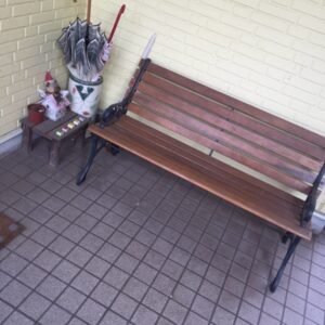広島県安芸郡坂町で玄関前のベンチと傘立てを処分