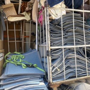 熊野町で事務所移転に伴いフロアマットや什器の処分